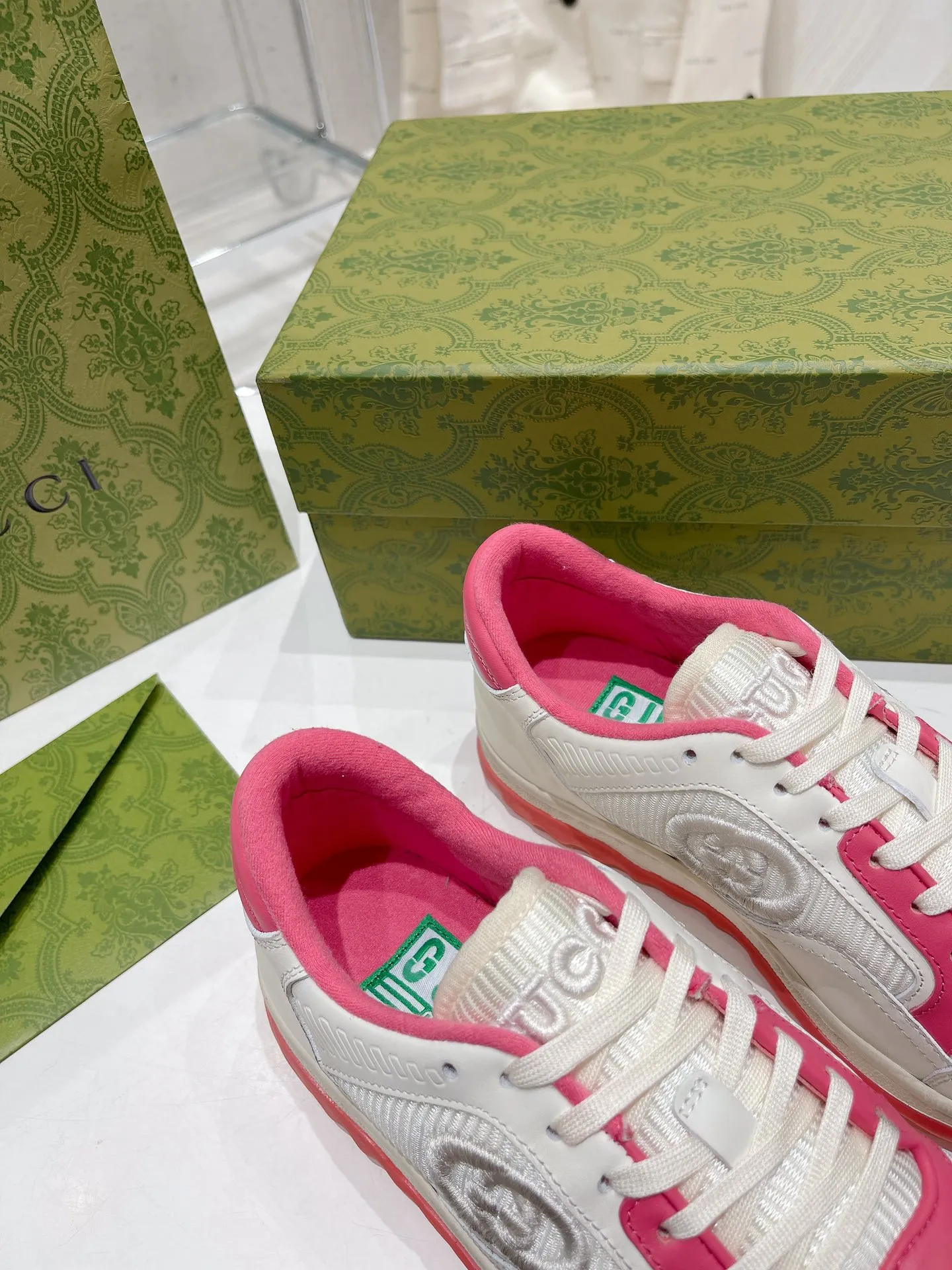 👟👟Ex-factory price 520👟👟 Gucci Gucci 2023 latest hot model MAC80 sneakers, couple style, casual, retro, old, dirty shoes, small dirty shoes, white shoes, original purchase, development, production, Gucci MAC80 new hot model series. The exquisite and compact interlocking double G logo romantically interprets the aesthetic concept of this series. Made of off-white leather, retro inspiration is cleverly integrated into the design of sports shoes, reinterpreting the brand logo. Fabric: Original custom imported first-layer cowhide. Lining: Original custom imported breathable mesh. Outsole: Original molded two-color TPU outsole. Sole thickness: 3CM. Size: Women's 35-40 / Men's 39-45.